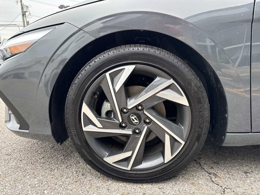 2025 Hyundai Elantra — detail view
